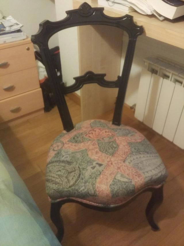 Vendo 2 silla iguales  madera 