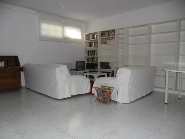 Alquilo habitacion en Molino de la hoz, 60m2, con derecho a baño, y Club social ( piscina, tenis, padel, restaurante ) autobuses en la misma puerta, junto a los colegios Beriz y Logos, habitacion indivudual, para persona limpia y sociable