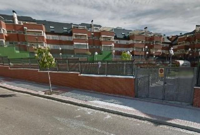 Piso de tres dormitorios, dos baños, dos garajes y un trastero en la segunda planta de edificio residencial con ascensor. Situado en el municipio de Las Rozas, provincia de Madrid. 
Se distribuye en pasillo, cocina amueblada, tres dormitorios, dos baños y salón. Lleva como anejos inseparables la plaza de garaje número 31 y 91 además del trastero número 74. 
Cuenta con carpintería exterior en aluminio lacado con sistema monobloc para persianas en láminas de aluminio térmicas. Las puertas de entrada son acorazadas y las de paso en madera de haya vaporizada y dispone de armarios empotrados también en madera de haya. Los suelos son de madera con pintura lisa en paredes y techos con moldura de escayola. Los suelos y las paredes de los baños son de mármol. 
Como instalaciones dispone de agua caliente por caldera mixta y calefacción por gas natural con radiadores de aluminio, además de aire acondicionado por preinstalación. 
Espacio libre ajardinado con una piscina, parque y pista de paddle 
Vivienda unifamiliar en edificio plurifamiliar de obra nueva. 
Se ubica en zona de urbanizaciones residenciales alejadas del casco urbano, perfectamente comunicado con la A-6, autobuses urbanos y cercanías Renfe. Rodeado de múltiples instalaciones como Hotel Sefutbol, Cines Séptimo Oficio, el centro comercial Las Rozas The Style Outlets y la ciudad deportiva de la selección española de fútbol; cercano a Centro de Salud las Rozas el Abajon y a centros educativos como Colegio Europeo de Madrid o la Universidad UNED.