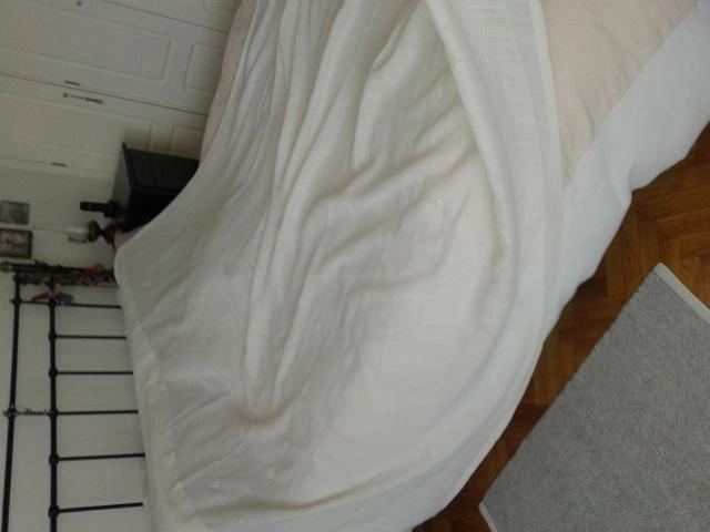 Cortinas bordadas dormitorio. 