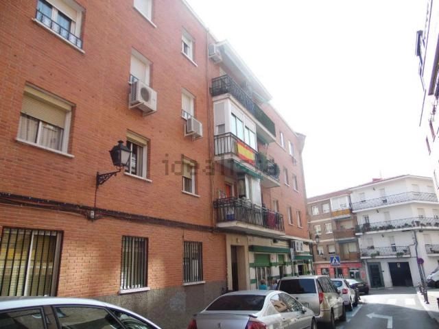 Inmobiliaria Perea y Moreno vende piso en la zona centro de Boadilla, 80m2, 3 habitaciones y 1 wc totalmente reformado, suelo de gres, salón de 18m2 con terraza. Dormitorio principal con armario empotrado y vestido. Ventanas en toda la casa. 3º con ascensor. Precio: 145.000€ Ref: BV-0004
Telefono: 616592279.