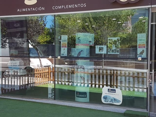 Tienda para mascotas completamente funcional en la zona más exclusiva de Majadahonda/centro comercial. Exclusiva tienda /boutique con peluquería y veterinaria totalmente equipadas y en funcionamiento. Área de tienda de 100 m2, zona de peluquería y consulta veterinaria de 20 m2 cada una, zona exterior/ terraza decorada de 30 m2 , trastero de 25m2 Todo totalmente equipado con los últimos productos y tecnología , base de datos de más de 350 clientes actuales y con un gran potencial de nuevos clientes . Stock actual de la tienda por 60.000 euros . Sin competencia directa en 5 km a la redonda . Precio negociable y posible financiando
