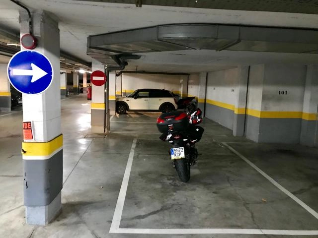 Hermosa plaza de garaje, con capacidad para coche grande y moto o furgoneta grande.
Buen acceso y sin problemas para abrir las puertas del vehículo
Precio a convenir