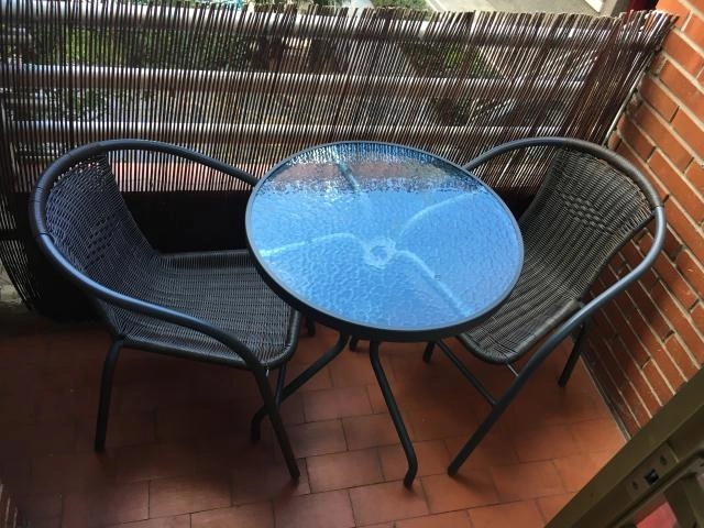 EN VENTA MESA Y DOS SILLAS DE 
